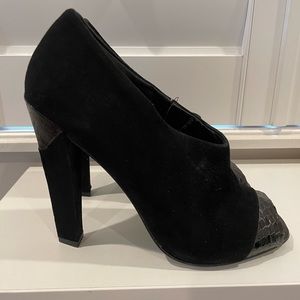 Suede Charles Jourdan black pumps